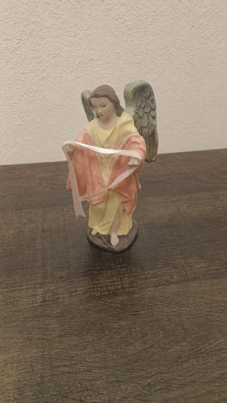 Antigua figura de un ángel. Es una pequeña estatua