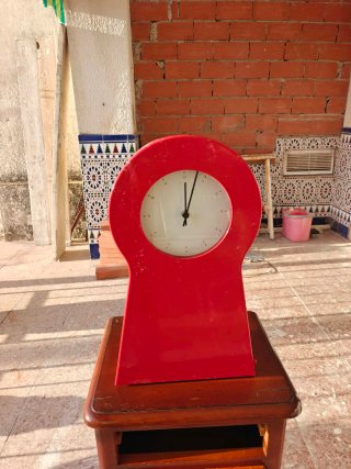 Reloj de sobremesa rojo
