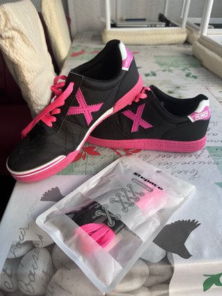 Zapatillas fútbol sala Munich negro y rosa