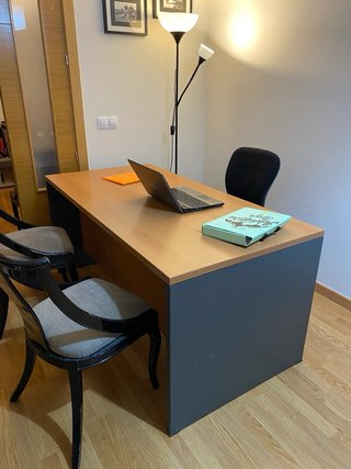 Escritorio de oficina en excelente estado