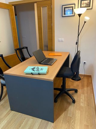Escritorio de oficina en excelente estado