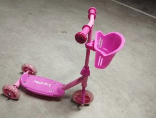 Patinete rosa infantil con cesta