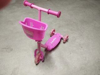 Patinete rosa infantil con cesta