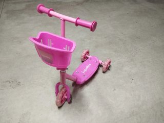 Patinete rosa infantil con cesta