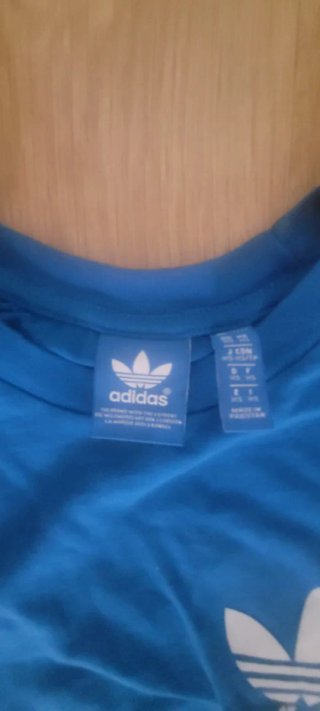 Camiseta Adidas Azul con Rayas Blancas