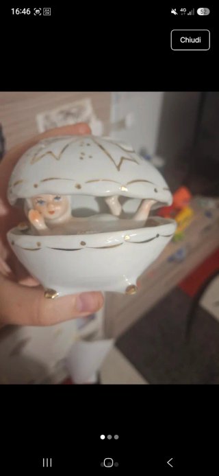 Soprammobile Capodimonte a forma di uovo