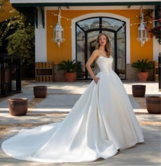 Vestido de novia con cola y solapa para el escote