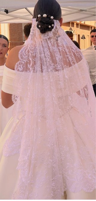 Vestido de novia con cola y solapa para el escote