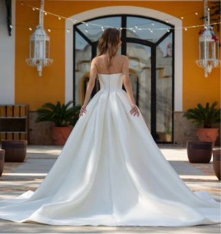 Vestido de novia con cola y solapa para el escote