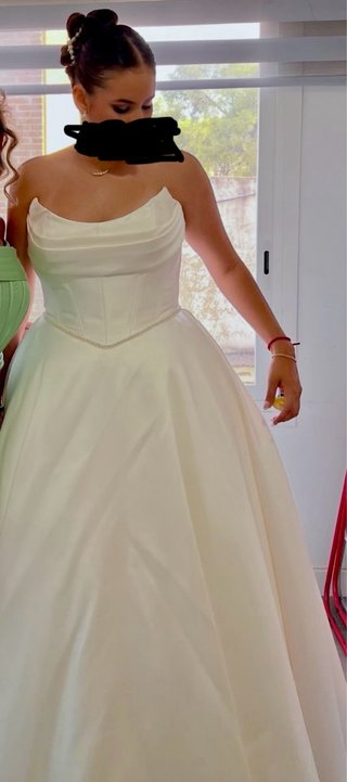 Vestido de novia con cola y solapa para el escote