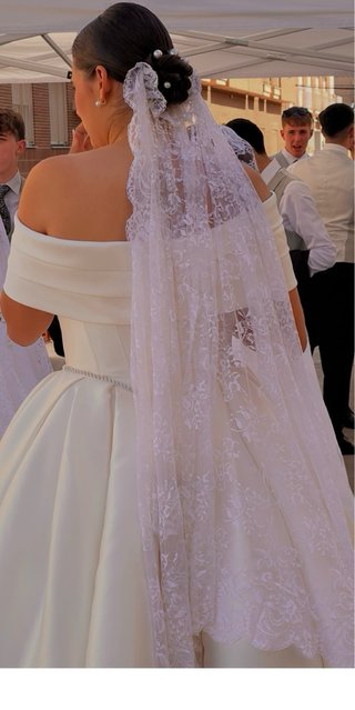 Vestido de novia con cola y solapa para el escote