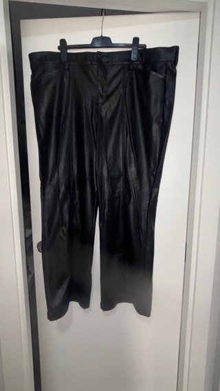 Pantalón tipo piel negro