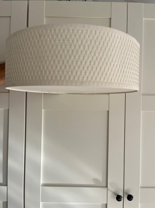 Lámpara Ikea tipo pantalla techo blanca.