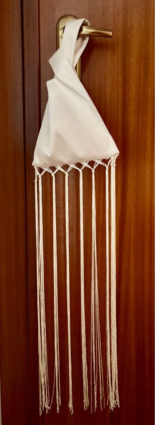 Bolso satinado blanco con flecos