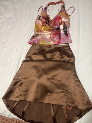 Vestido de fiesta floral y falda marrón