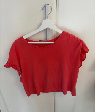 Camiseta Zara roja con volantes