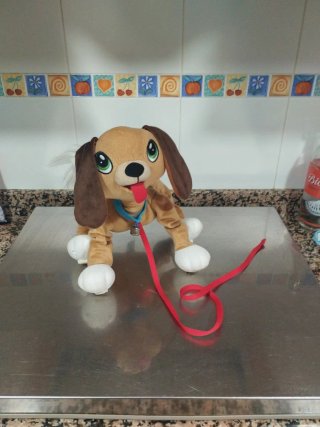Perrito de peluche con correa