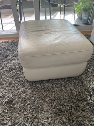 Puff de piel blanca de marca Natuzzi
