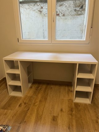 Escritorio Blanco con estanterías
