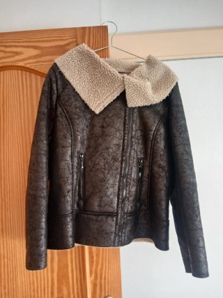 Chaqueta efecto piel con borreguito