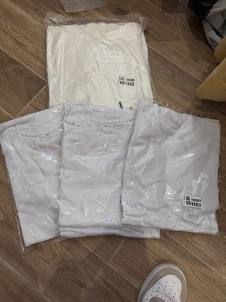 3 camisetas blancas y una sudadera blanca sublimar