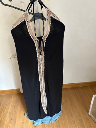 Vestido Negro con Detalles de Crochet