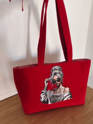 Bolso rojo con estampado de chica