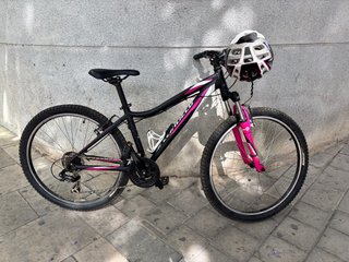 Bicicleta Mika Negra y Rosa, y casco