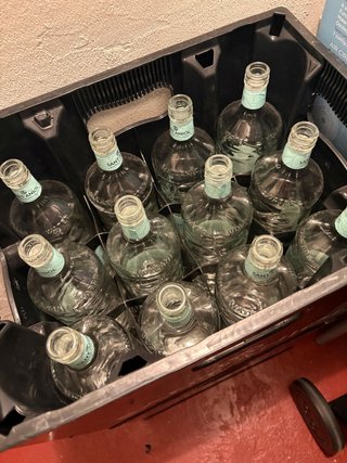 Caja con 12 botellas de cristal Sant Aniol