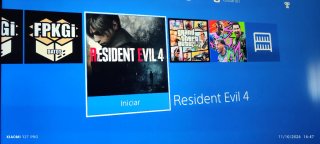 PlayStation 4 Slim con giochi installati per il divertimento