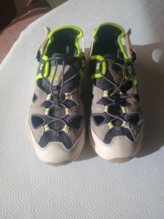 Zapatos Izas grises y verdes