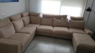 Sofá rinconera beige con reposapiés