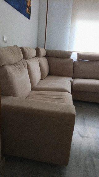 Sofá rinconera beige con reposapiés