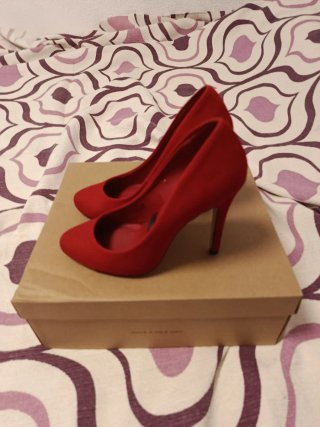 Zapatos de tacón rojos