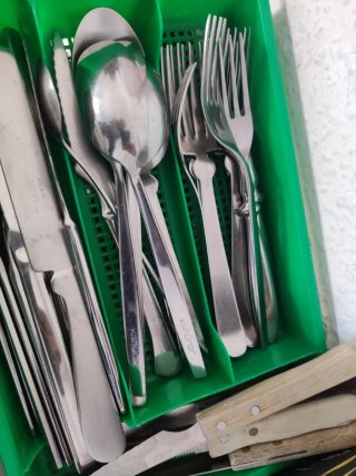 Set de cubiertos variados con organizador