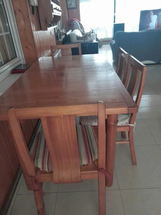 Mesa y 4 sillas de comedor de madera