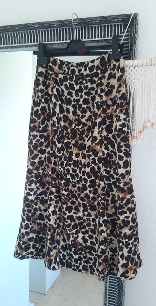 Falda de corte midi. Nueva sin estrenar. Estampado