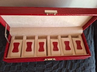 Para guardar relojes.Roja