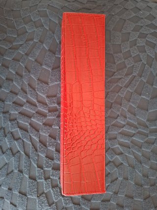 Para guardar relojes.Roja