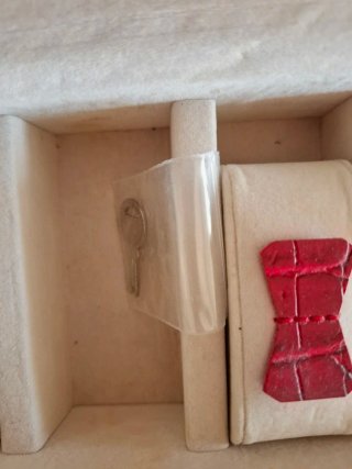Para guardar relojes.Roja