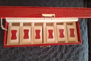 Para guardar relojes.Roja