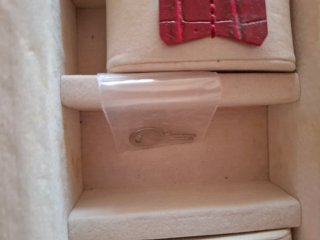 Para guardar relojes.Roja