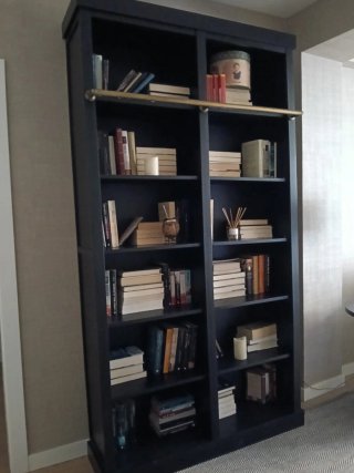 Librería madera negra con barra latón