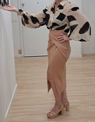 Conjunto de blusa estampada y falda midi