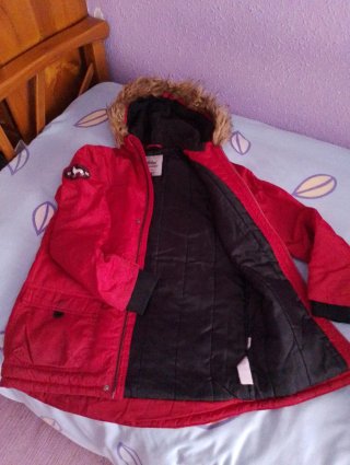 Parka roja con capucha y pelo