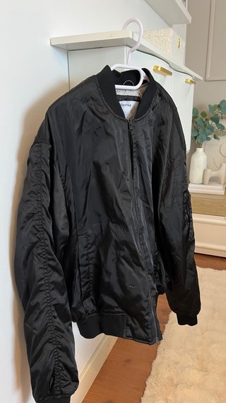 Cazadora Bomber Negra Bershka Talla S