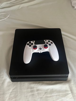 PS4 (PlayStation 4) con mando.