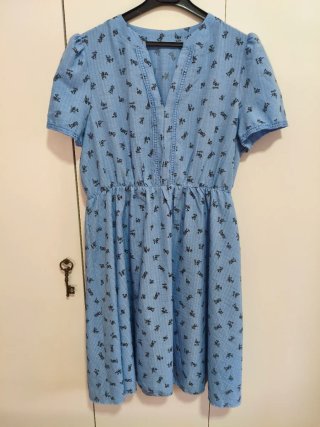 Vestido Midi Azul con Estampado Floral