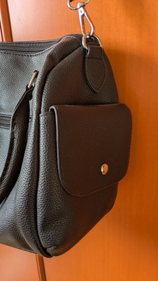 Bolso Negro con Cremalleras de adorno.