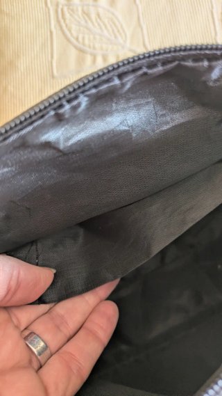 Bolso Negro con Cremalleras de adorno.